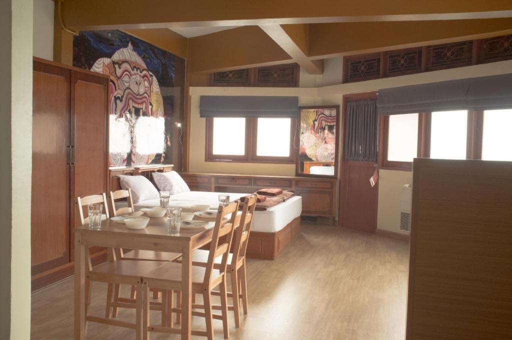 בנגקוק Alameda Suites Hotel מראה חיצוני תמונה