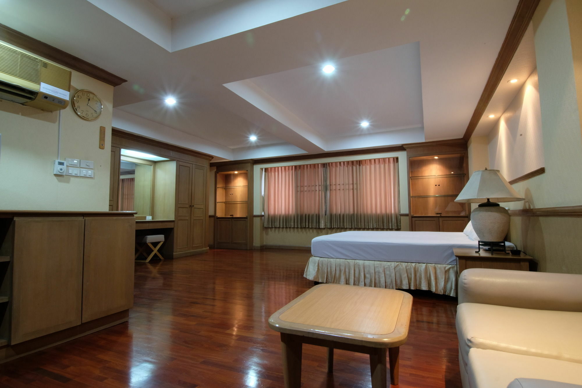 בנגקוק Alameda Suites Hotel מראה חיצוני תמונה